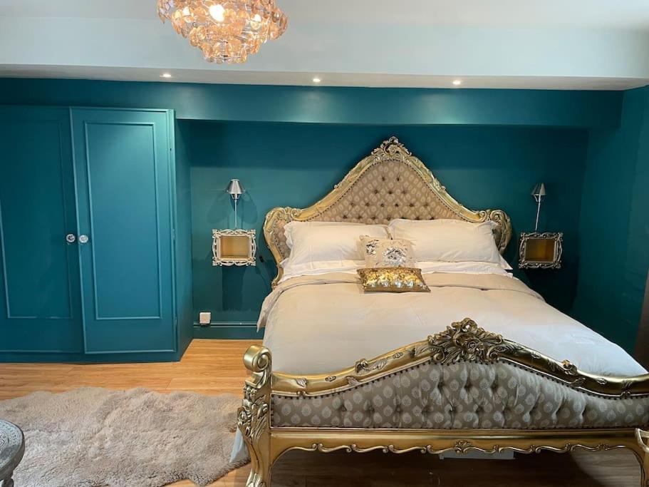 The Big Cosy Boudoir Bed + Hot Tub Apartment Harvington Bagian luar foto