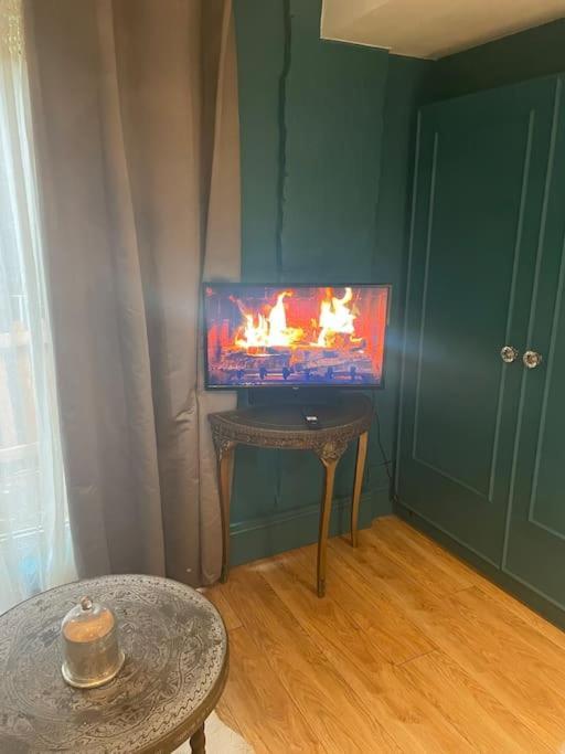 The Big Cosy Boudoir Bed + Hot Tub Apartment Harvington Bagian luar foto
