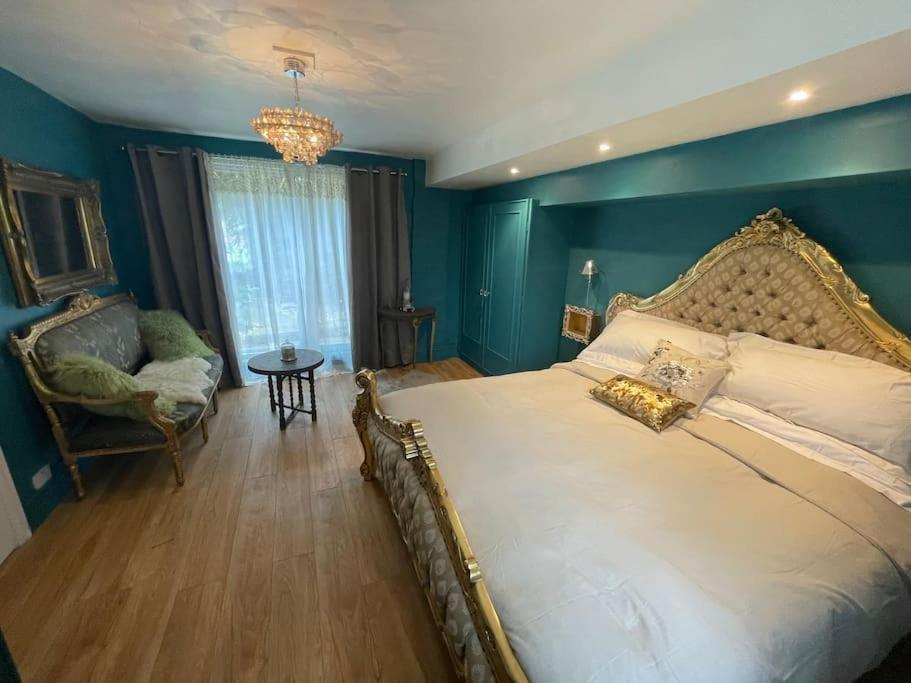 The Big Cosy Boudoir Bed + Hot Tub Apartment Harvington Bagian luar foto