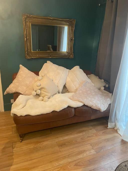 The Big Cosy Boudoir Bed + Hot Tub Apartment Harvington Bagian luar foto